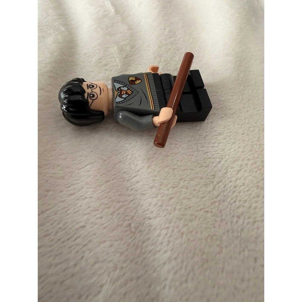 LEGO Harry Potter Minifigure Gryffindor Uniform with Wand Accessory